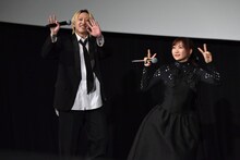 ファンの大歓迎にハイテンションで応じるYOASOBI。