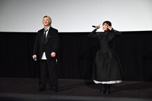 ファンの大歓迎にハイテンションで応じるYOASOBI。