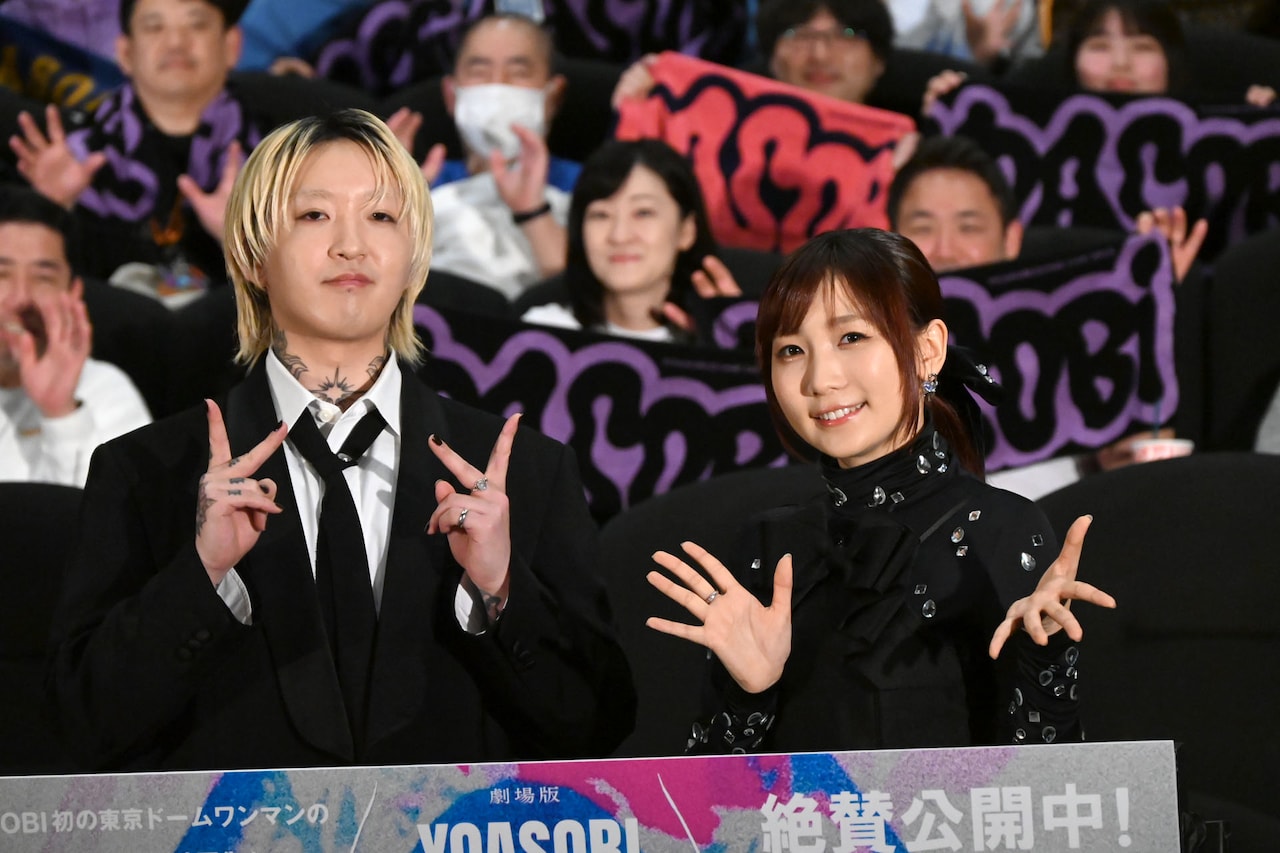 YOASOBIはめっちゃ元気で性格がいい！応援上映の劇場でお互いほめ合う笑顔の舞台挨拶