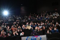 ファンに手を振るYOASOBI。