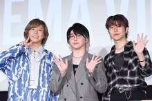 ポーズをキメるMrs. GREEN APPLE。