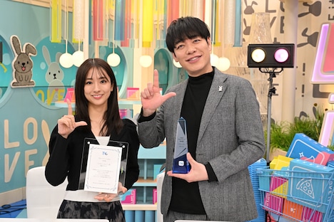 左から田村真子アナウンサー、川島明。