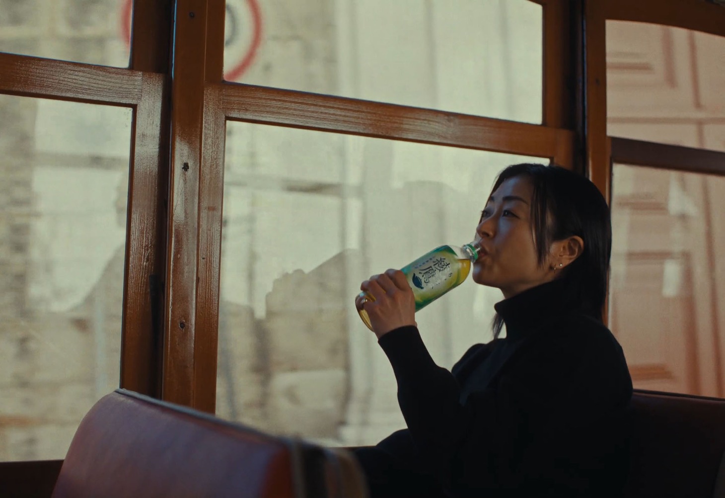 「綾鷹 meets 宇多田ヒカル 'Mine or Yours'」スペシャルムービーより。