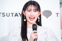 サプライズに驚く菅田愛貴（超ときめき♡宣伝部）。