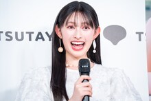 サプライズに驚く菅田愛貴（超ときめき♡宣伝部）。