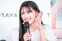 報道陣に「かわいい？」と聞く菅田愛貴（超ときめき♡宣伝部）。