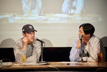 書籍発売記念トークライブの様子。左から般若、KEN THE 390。