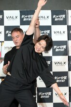 「VALX、VALX……」と唱えながらウィンドミルに励む菊池風磨（timelesz / 前）