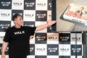 30歳の誕生日を迎える菊池風磨のために用意されたVALX特製ケーキを紹介する山本義徳。