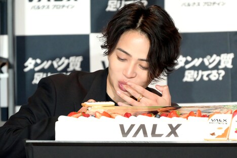 指についてしまったクリームを舐め取る菊池風磨(timelesz)