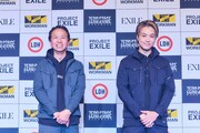 左からワークマン専務取締役の土屋哲雄、EXILE TAKAHIRO。 ©ワークマン