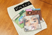 奥田が所有するグッズやCDの一部。
