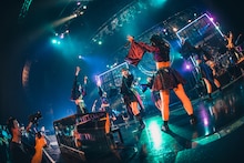「INUWASI 5th ANNIVERSARY BANDSET LIVE TOUR〝 狗鷲雷閃 〟」ファイナル公演の様子。（撮影：真島洸）