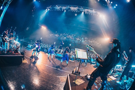 「INUWASI 5th ANNIVERSARY BANDSET LIVE TOUR〝 狗鷲雷閃 〟」ファイナル公演の様子。（撮影：真島洸）