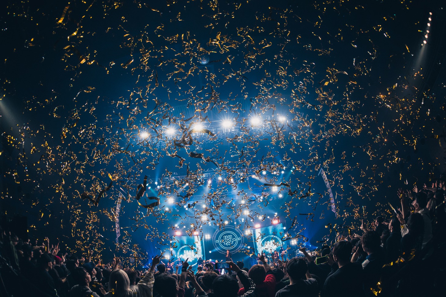 金テープが舞う神奈川・KT Zepp Yokohama。（撮影：真島洸）