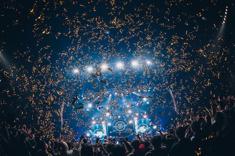 金テープが舞う神奈川・KT Zepp Yokohama。（撮影：真島洸）