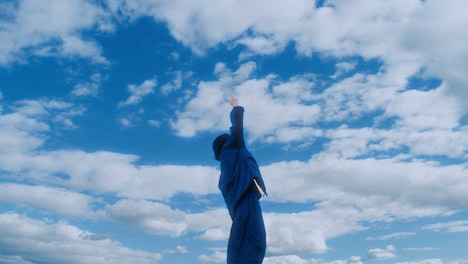 「BOW AND ARROW」ミュージックビデオのサムネイル。