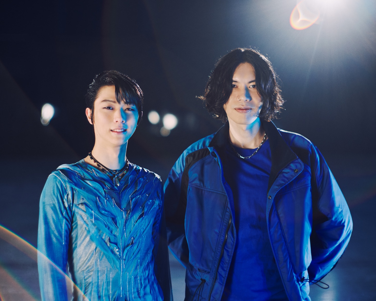 ブルーの衣装でそろえた羽生結弦と米津玄師。