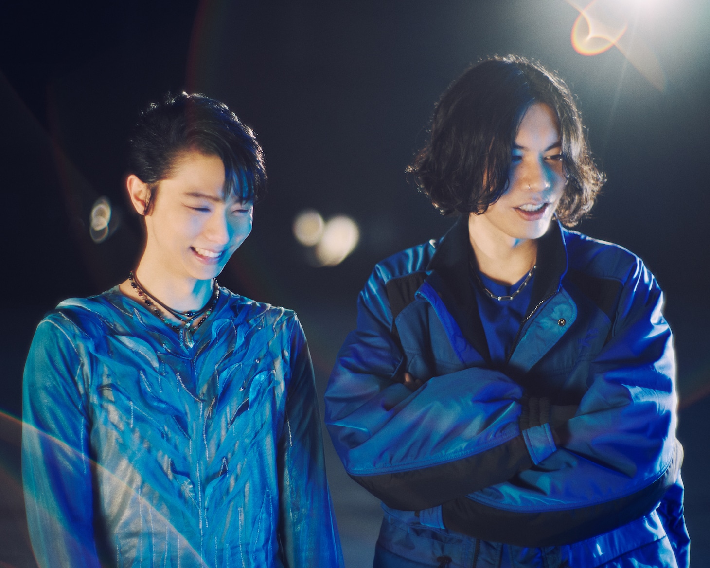 氷上で微笑む羽生結弦と米津玄師。