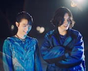 人気画像6位は「米津玄師×羽生結弦がコラボ、フィギュアスケート題材『メダリスト』OP曲『BOW AND ARROW』MVで」より、氷上で微笑む羽生結弦と米津玄師。