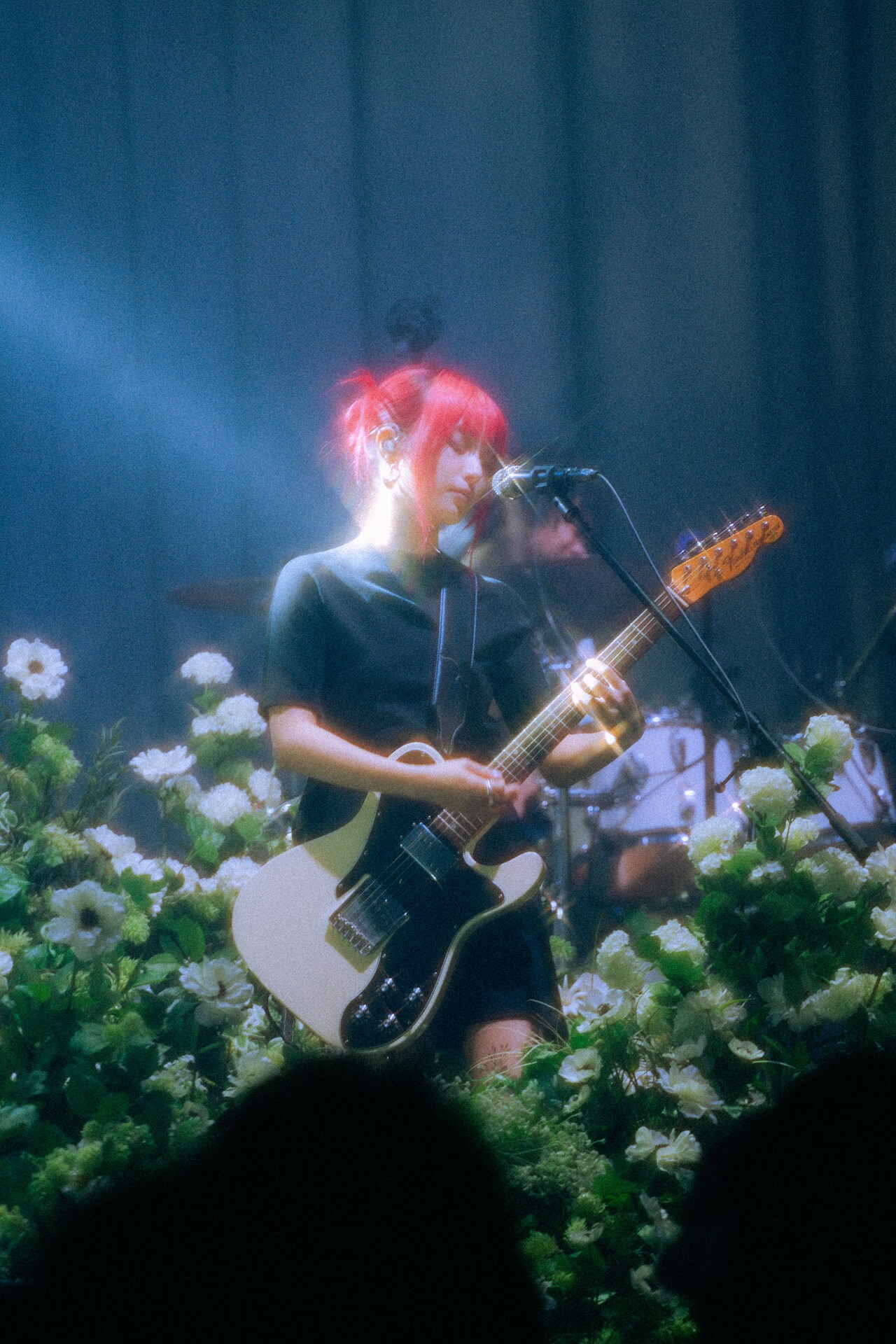 a子が花に囲まれ歌った「LOVE PROPHET」、斎藤ネコとImu Samも駆け付けた“春が近い冬”