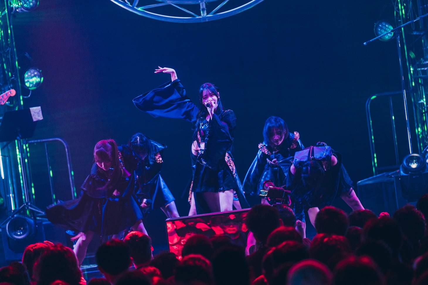 「INUWASI 5th ANNIVERSARY BANDSET LIVE TOUR〝 狗鷲雷閃 〟」ファイナル公演の様子。（撮影：真島洸）