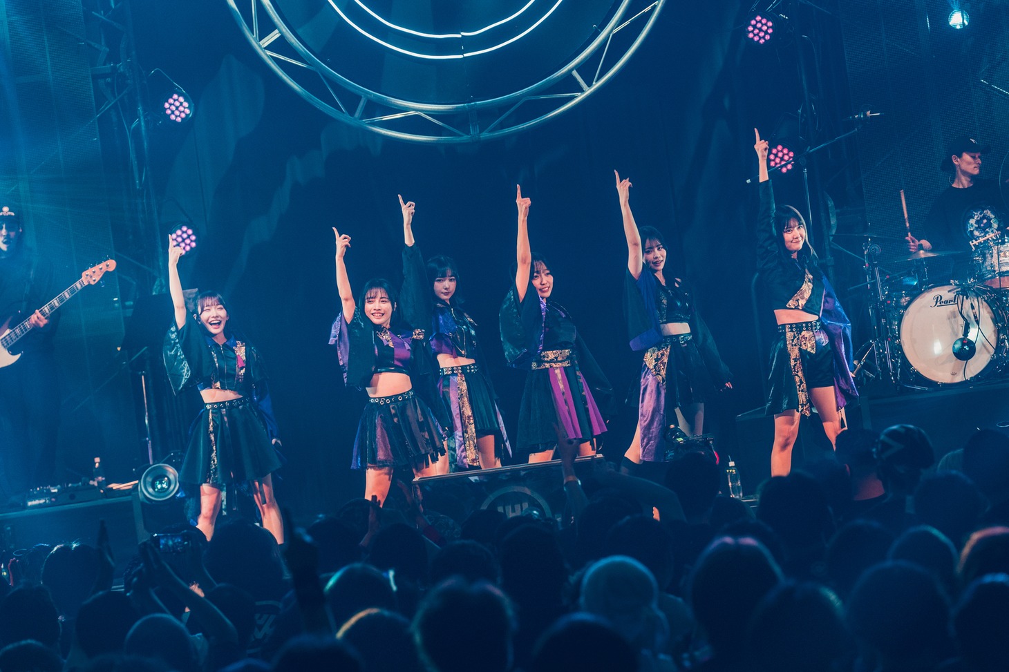 「INUWASI 5th ANNIVERSARY BANDSET LIVE TOUR〝 狗鷲雷閃 〟」ファイナル公演の様子。（撮影：真島洸）