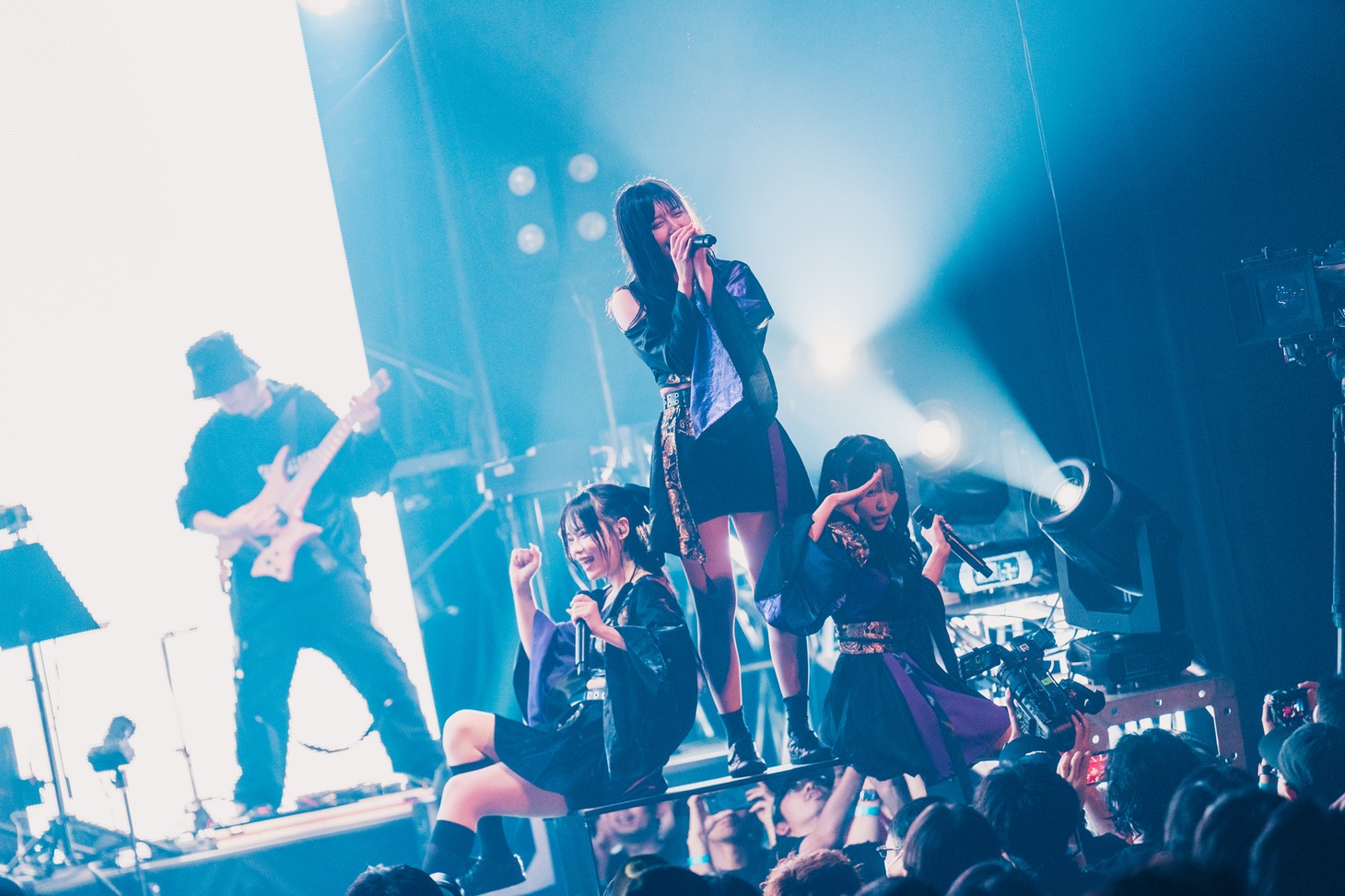 「INUWASI 5th ANNIVERSARY BANDSET LIVE TOUR〝 狗鷲雷閃 〟」ファイナル公演の様子。（撮影：真島洸）