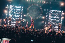 「INUWASI 5th ANNIVERSARY BANDSET LIVE TOUR〝 狗鷲雷閃 〟」ファイナル公演の様子。（撮影：真島洸）