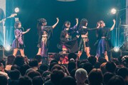 「INUWASI 5th ANNIVERSARY BANDSET LIVE TOUR〝 狗鷲雷閃 〟」ファイナル公演の様子。（撮影：真島洸）