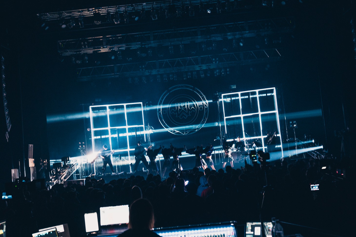 「INUWASI 5th ANNIVERSARY BANDSET LIVE TOUR〝 狗鷲雷閃 〟」ファイナル公演の様子。（撮影：真島洸）