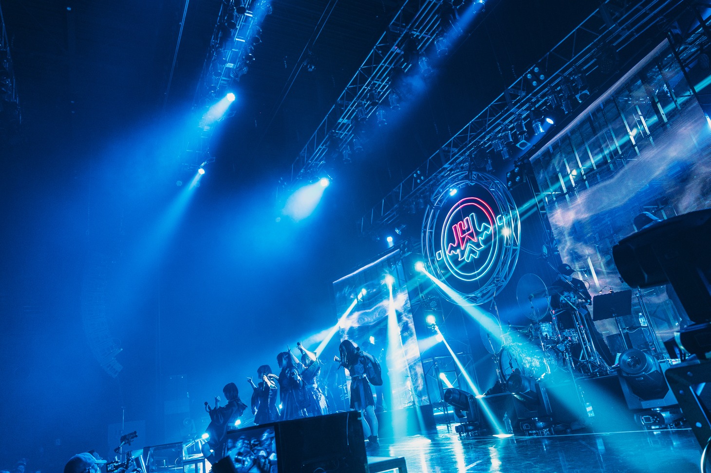 「INUWASI 5th ANNIVERSARY BANDSET LIVE TOUR〝 狗鷲雷閃 〟」ファイナル公演の様子。（撮影：真島洸）