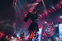 「INUWASI 5th ANNIVERSARY BANDSET LIVE TOUR〝 狗鷲雷閃 〟」ファイナル公演の様子。（撮影：真島洸）
