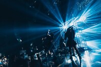 「INUWASI 5th ANNIVERSARY BANDSET LIVE TOUR〝 狗鷲雷閃 〟」ファイナル公演の様子。（撮影：真島洸）