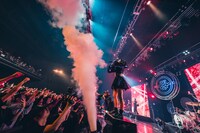 「INUWASI 5th ANNIVERSARY BANDSET LIVE TOUR〝 狗鷲雷閃 〟」ファイナル公演の様子。（撮影：真島洸）