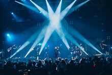 「INUWASI 5th ANNIVERSARY BANDSET LIVE TOUR〝 狗鷲雷閃 〟」ファイナル公演の様子。（撮影：真島洸）