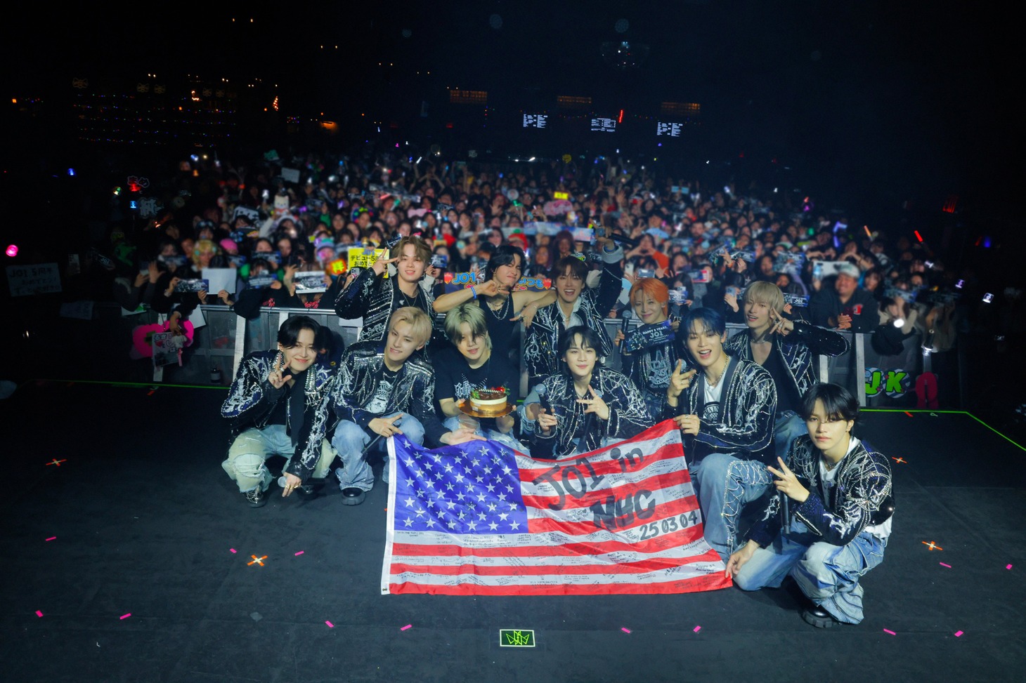 JO1とJAM。 ©LAPONE ENTERTAINMENT