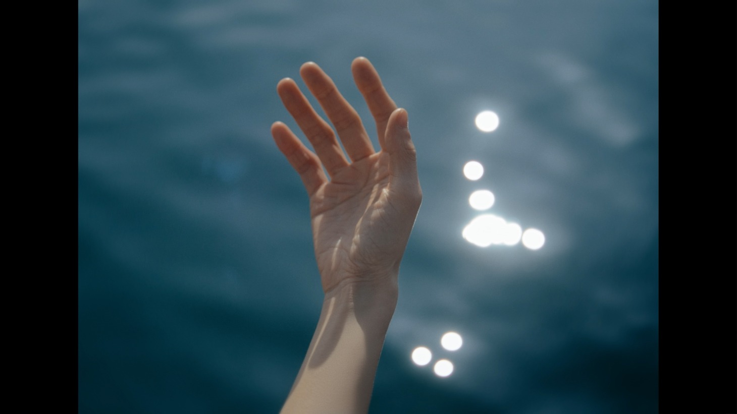 JUJU「The Water」ミュージックビデオより。