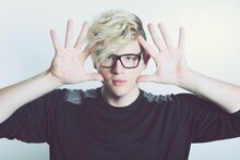 f5veのエグゼクティブプロデューサーを務めるBloodPop。