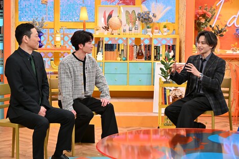 左から東野幸治、渡辺翔太(Snow Man)、中島健人。©フジテレビ