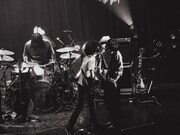 左から大内岳（Dr）、栗田将治（G）、河西“YONCE”洋介（Vo, G）。（Photo by Kippei）