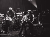 左から大内岳（Dr）、栗田将治（G）、河西“YONCE”洋介（Vo, G）。（Photo by Kippei）