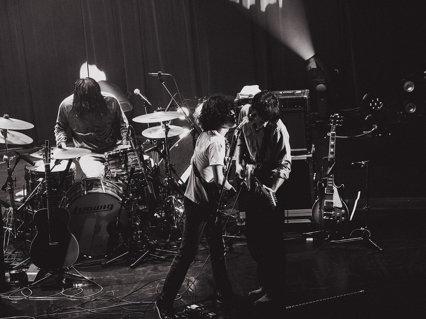 左から大内岳（Dr）、栗田将治（G）、河西“YONCE”洋介（Vo, G）。（Photo by Kippei）