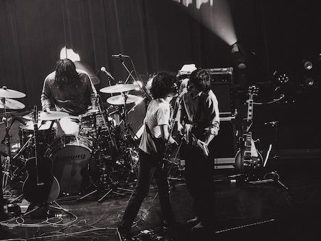 左から大内岳（Dr）、栗田将治（G）、河西“YONCE”洋介（Vo, G）。（Photo by Kippei）