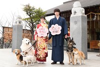 左からビーグルのルビーちゃん、ジャックラッセルテリアのラスカちゃん、グレートピレニーズのトントンちゃん、福本莉子、ジェシー、シェパードのピーヤくん、柴犬の太郎くん。