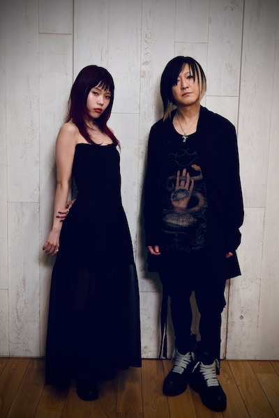 「STUDIO HISASHI with Anime」より、左からアイナ・ジ・エンド、HISASHI（GLAY）。