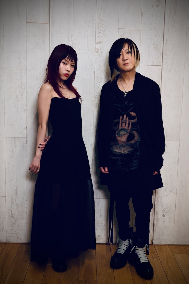 「STUDIO HISASHI with Anime」より、左からアイナ・ジ・エンド、HISASHI（GLAY）。