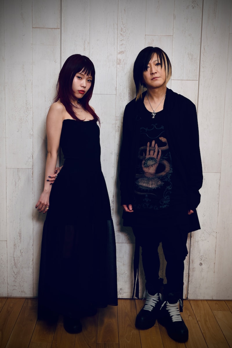「STUDIO HISASHI with Anime」より、左からアイナ・ジ・エンド、HISASHI（GLAY）。