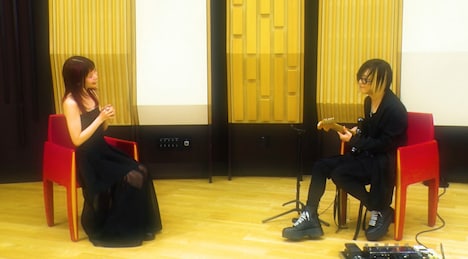 「STUDIO HISASHI with Anime」より、トーク中のHISASHI（GLAY）とアイナ・ジ・エンド。