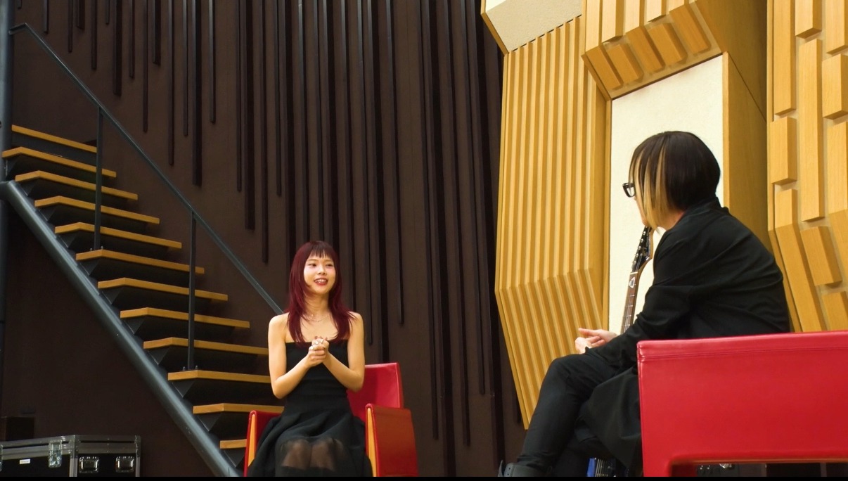 「STUDIO HISASHI with Anime」より、トーク中のHISASHI（GLAY）とアイナ・ジ・エンド。
